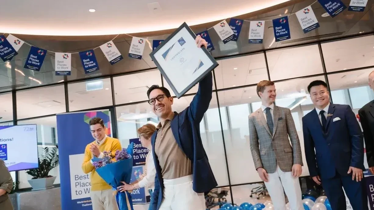 พนักงานเฉลิมฉลองพร้อมใบรับรอง Best Places to Work™ ในไทย ผลจากการสำรวจความผูกพันพนักงาน